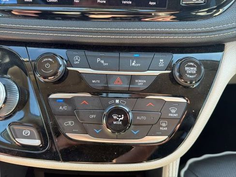 Used 2023 Chrysler Pacifica Limited image 33