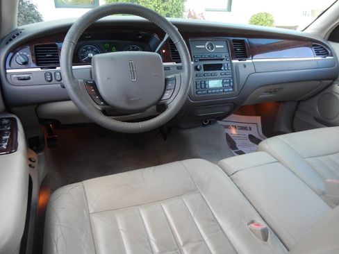 Used 2007 Lincoln Town Car Signature image 30