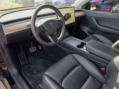 Used 2022 Tesla Model Y Long Range image 16