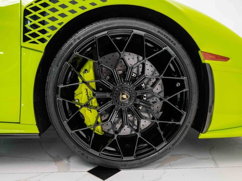 Used 2022 Lamborghini Huracan STO image 13