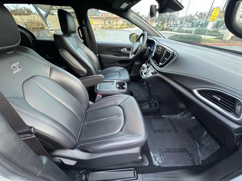 Used 2023 Chrysler Pacifica Touring-L w/ S Appearance Package FWD image 13