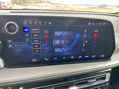 Used 2025 Chevrolet Traverse LT image 19