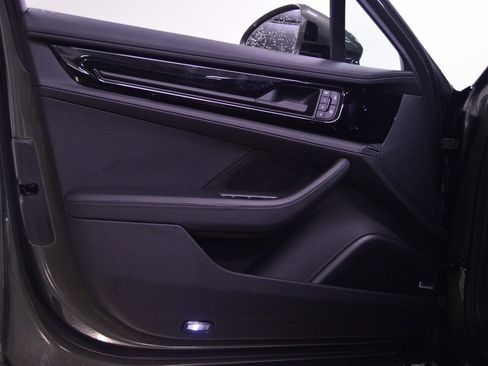 Certified 2025 Porsche Panamera 4 image 17