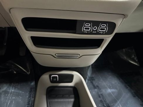 Used 2024 Chrysler Pacifica Touring-L FWD image 22