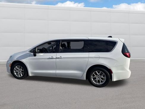 Used 2024 Chrysler Pacifica Touring-L image 2