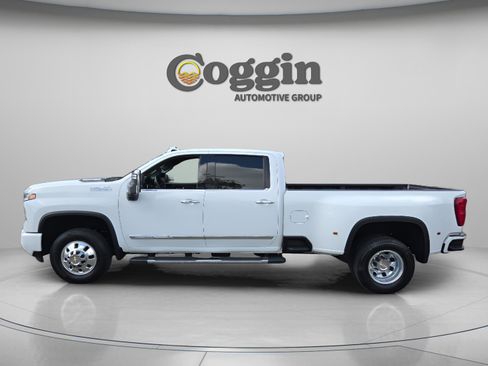 Used 2025 Chevrolet Silverado 3500 High Country w/ Technology Package AWD/4WD image 2