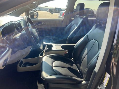 Used 2023 Chrysler Pacifica Touring-L FWD image 24