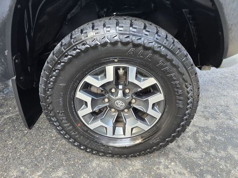 Used 2019 Toyota Tacoma TRD Off-Road w/ Technology Package image 9