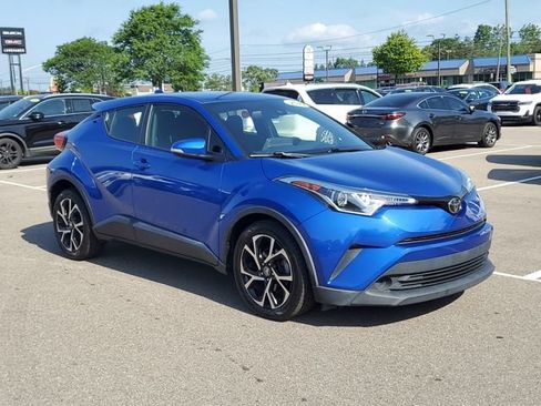 Used 2019 Toyota C-HR XLE FWD image 3