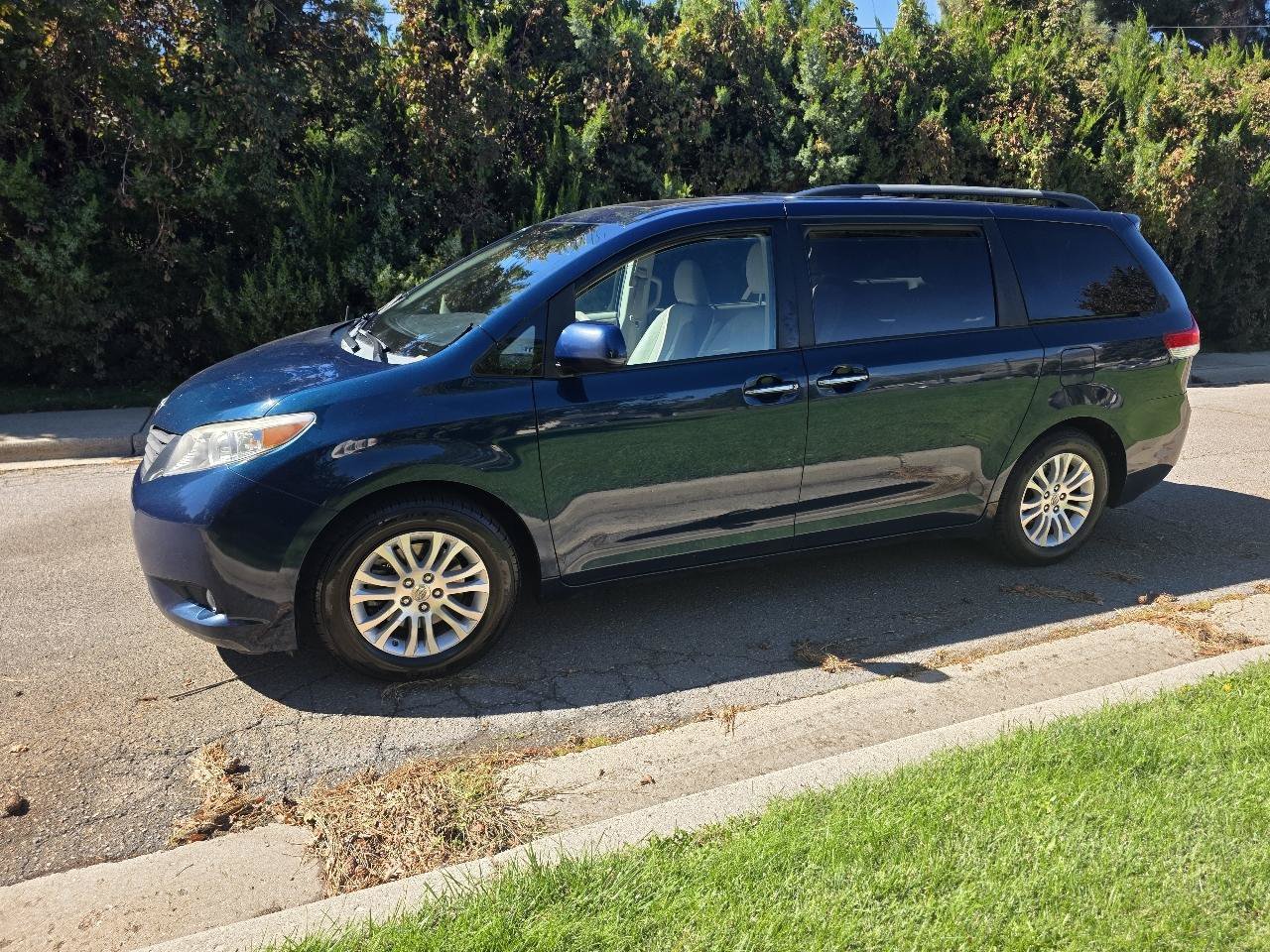 Used 2012 Toyota Sienna XLE FWD image 1