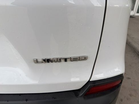 Used 2019 Jeep Cherokee Limited w/ Luxury Group FWD image 14
