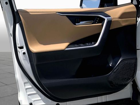 Used 2019 Toyota RAV4 Limited FWD image 21