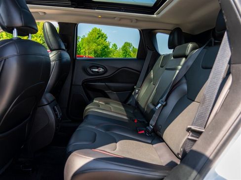 Used 2019 Jeep Cherokee Trailhawk AWD/4WD image 22