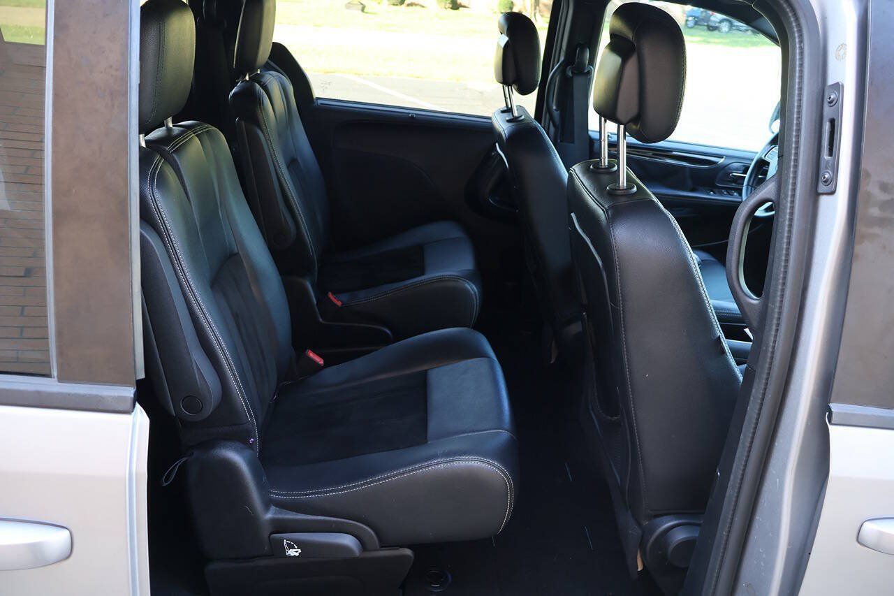 Used 2016 Dodge Grand Caravan SXT FWD image 23