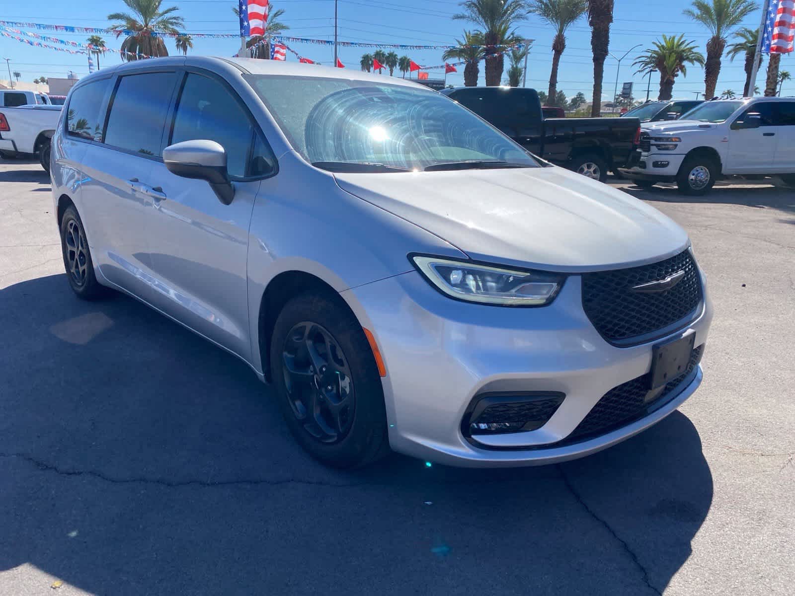 Used 2023 Chrysler Pacifica Touring-L w/ S Appearance Package FWD image 3