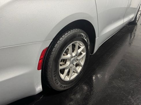 Used 2024 Chrysler Pacifica Touring-L image 12