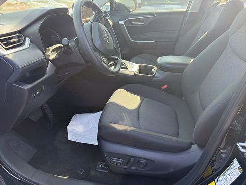 Used 2025 Toyota RAV4 XLE image 9