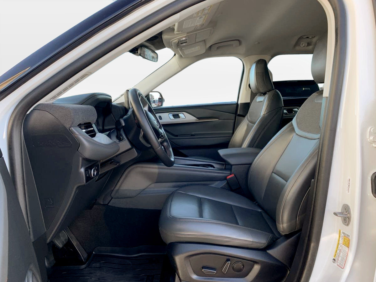 Used 2025 Ford Explorer Active w/ Active Comfort Package AWD/4WD image 16