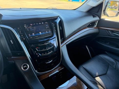 Used 2020 Cadillac Escalade ESV Premium Luxury image 20