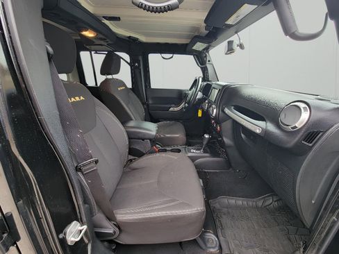 Used 2015 Jeep Wrangler Unlimited Sahara w/ Connectivity Group image 29