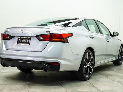 Used 2024 Nissan Altima 2.5 SR FWD image 12