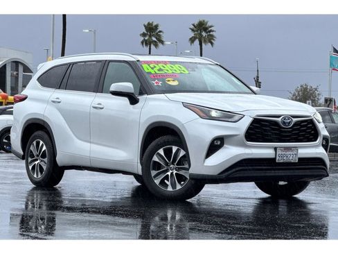 Certified 2023 Toyota Highlander XLE image 2