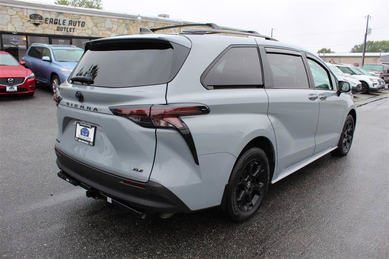 Used 2025 Toyota Sienna XLE Woodland Edition AWD/4WD image 7