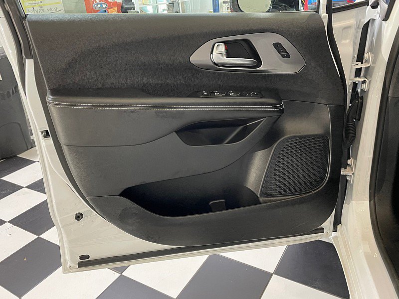 Used 2026 Chrysler Pacifica Select FWD image 25