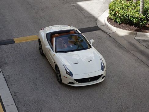 Used 2017 Ferrari California T RWD image 56