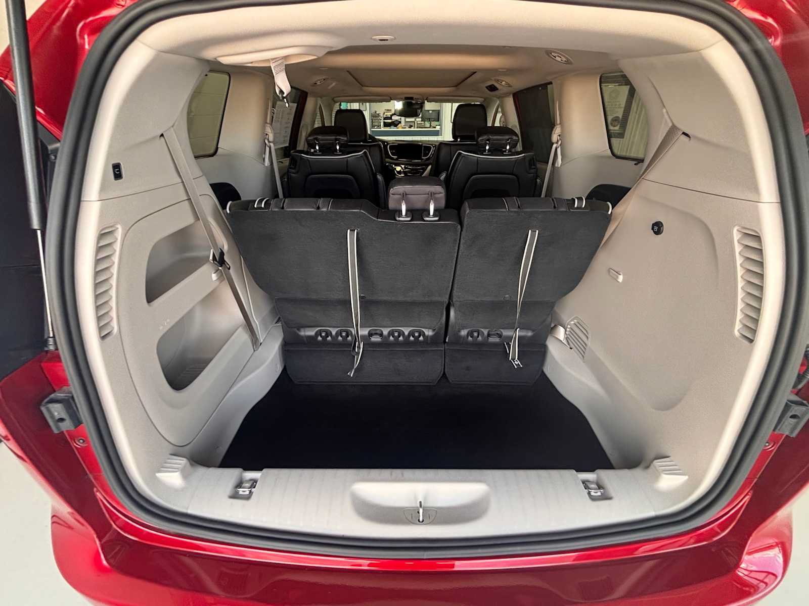 Certified 2024 Chrysler Pacifica Limited FWD image 9