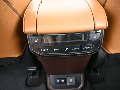 Used 2020 Toyota Highlander Platinum image 12