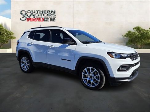 Used 2025 Jeep Compass Latitude w/ Altitude Special Edition image 7