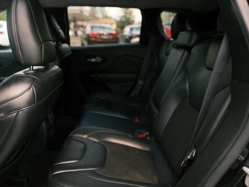 Used 2019 Jeep Cherokee Latitude Plus FWD image 12
