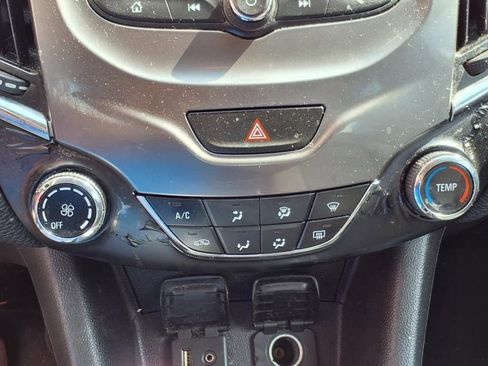 Used 2018 Chevrolet Cruze LT FWD image 13