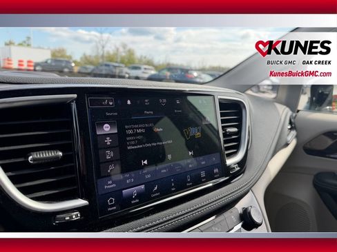 Used 2023 Chrysler Pacifica Limited FWD image 18