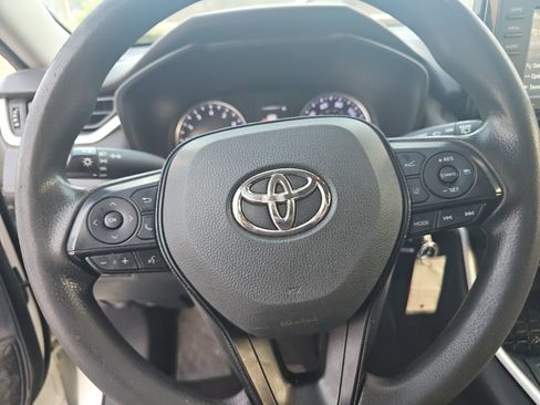 Used 2020 Toyota RAV4 LE image 17