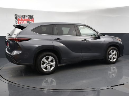 Used 2024 Toyota Highlander LE AWD/4WD image 4