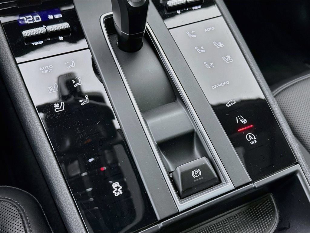 Certified 2025 Porsche Macan AWD/4WD image 22