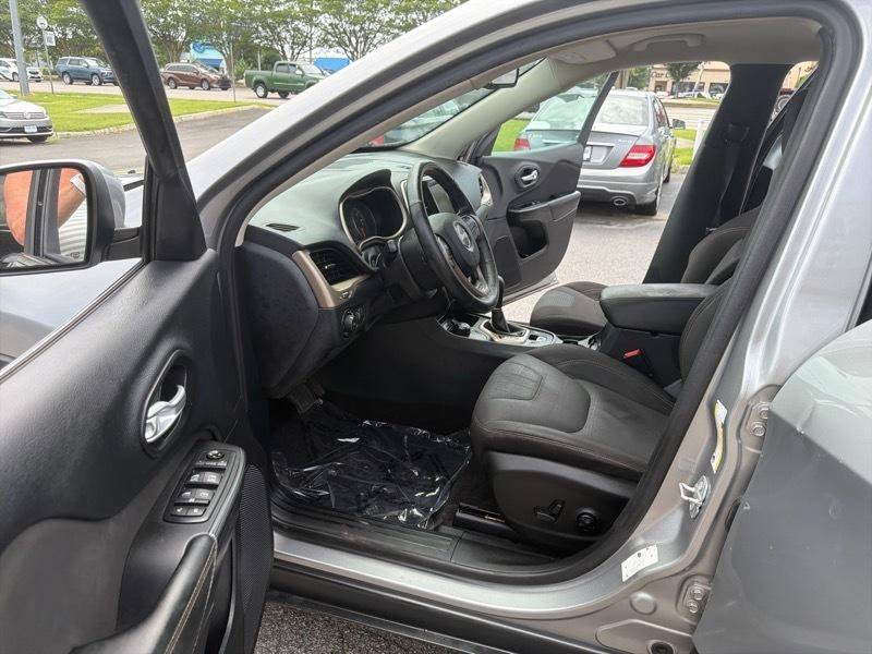 Used 2016 Jeep Cherokee Latitude w/ Safety/Convenience Group AWD/4WD image 11
