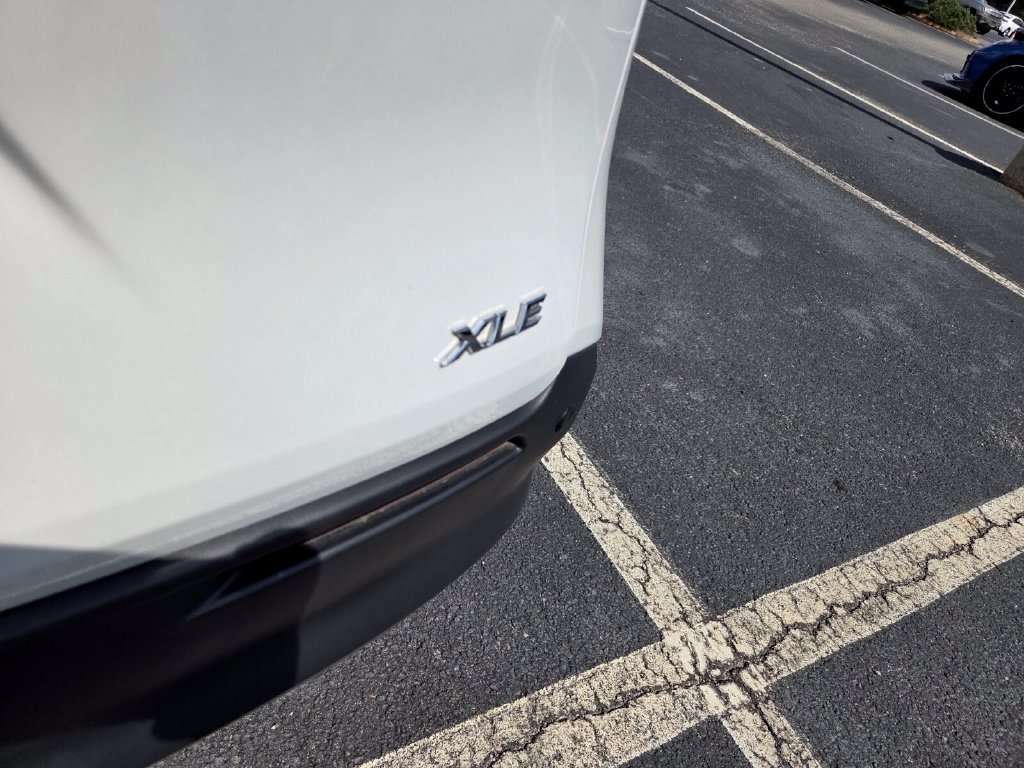 Used 2025 Toyota Sienna XLE w/ XLE Plus Package FWD image 7