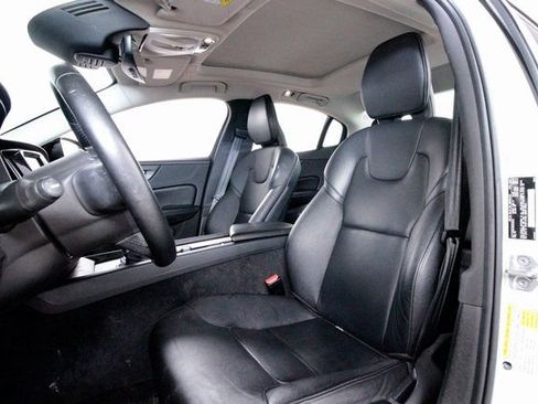 Used 2021 Volvo S60 T5 Momentum w/ Premium Package image 20