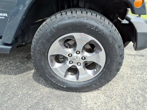 Used 2017 Jeep Wrangler Unlimited Sahara w/ Connectivity Group AWD/4WD image 13