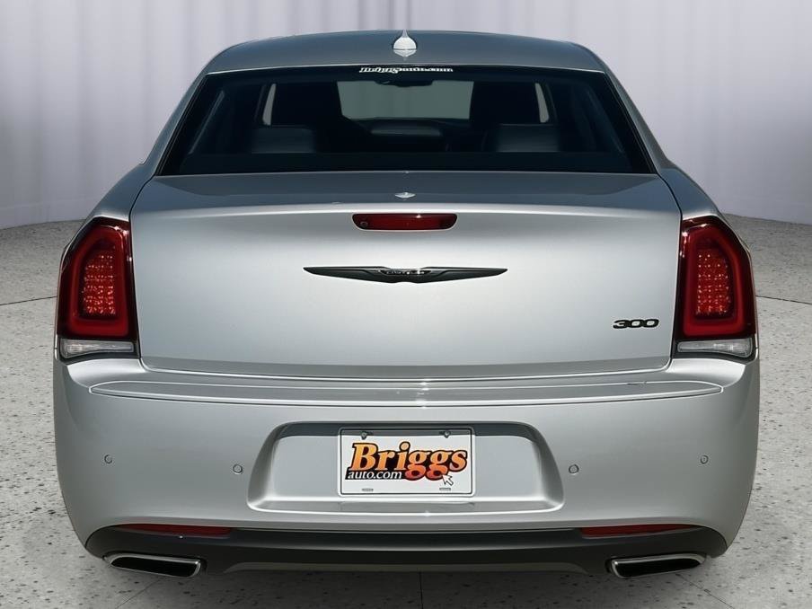 Used 2022 Chrysler 300 Touring L RWD image 4