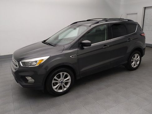 Used 2018 Ford Escape SE FWD image 2