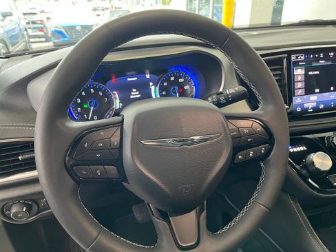 Used 2025 Chrysler Pacifica Limited image 28