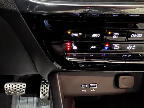 Certified 2025 Buick Encore GX Avenir w/ Avenir Convenience Package AWD/4WD image 18