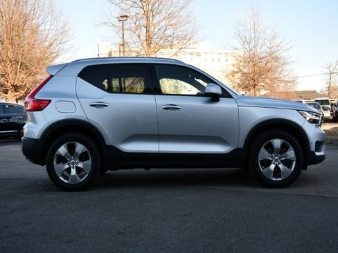 Used 2019 Volvo XC40 T5 Momentum image 8