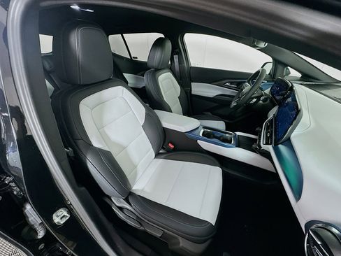 Used 2025 Chevrolet Equinox EV LT image 31