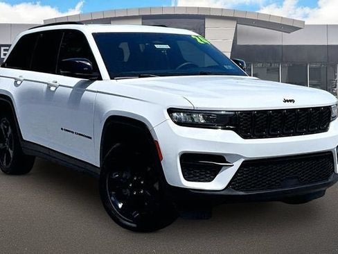Used 2024 Jeep Grand Cherokee Altitude AWD/4WD image 11