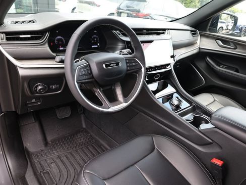Used 2026 Jeep Grand Cherokee Limited w/ Luxury Tech Group II RWD image 14